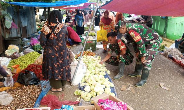 Pantau Situasi Pasar Tradisional, Babinsa Komsos dengan Pembeli dan Pedagang Pedagang