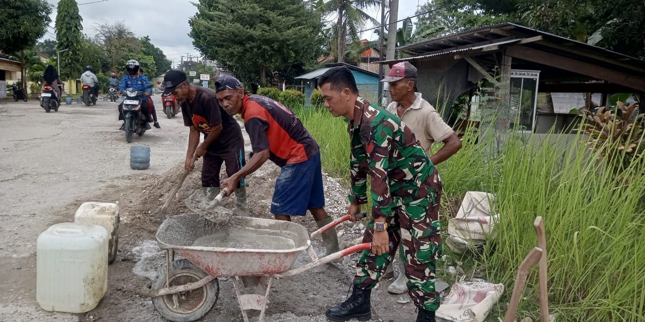 Bersama Warga, Babinsa Gotong Royong Perbaiki Jalan Rusak