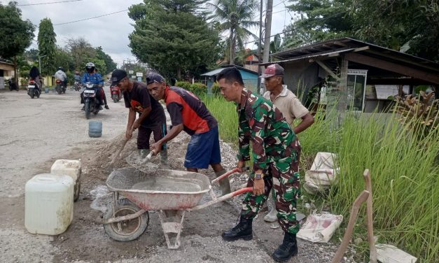 Bersama Warga, Babinsa Gotong Royong Perbaiki Jalan Rusak