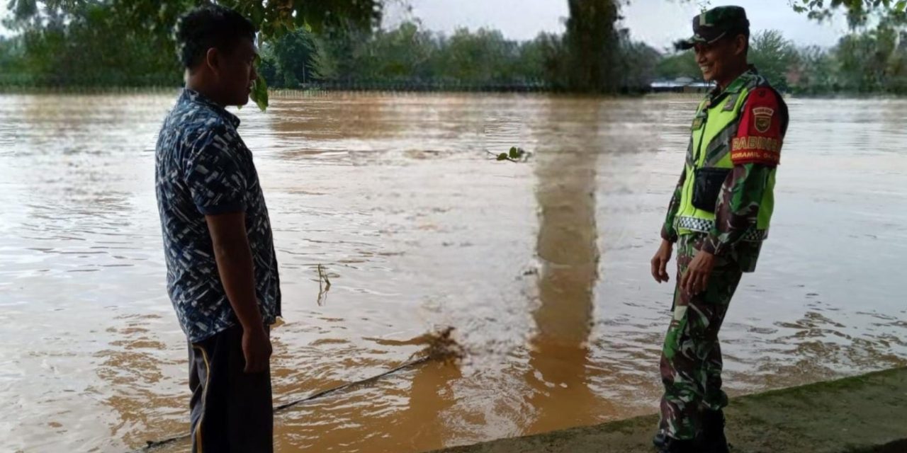 Babinsa Desa Bernai Dalam Lakukan Patroli Cek Debit Air Sungai dan Ingatkan Warga Waspada Banjir