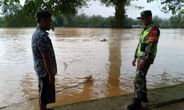 Babinsa Desa Bernai Dalam Lakukan Patroli Cek Debit Air Sungai dan Ingatkan Warga Waspada Banjir