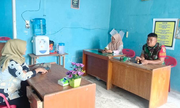 Babinsa Perkuat Sinergi dengan Perangkat Kelurahan melalui Komsos