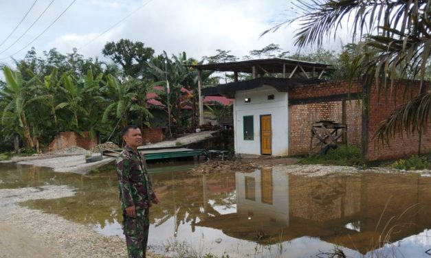 Hujan Deras Akibatkan Banjir di Desa Pematang Kulim, Babinsa Serka Sunardi Segera Terjun Memantau Kondisi