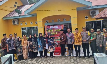 Pabung Kodim 0420/Sarko Dampingi Bupati Sarolangun Tinjau Lokasi Banjir di Kecamatan Pauh