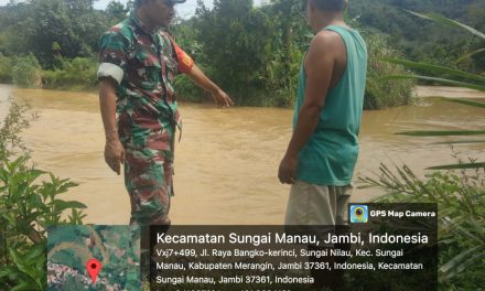 Bersama Masyarakat Desa, Babinsa Cek Debit Air Sungai