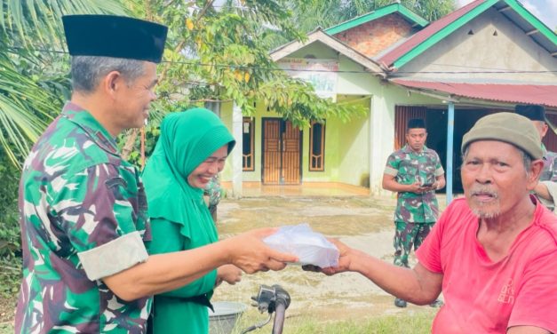 Berbagi Takjil Gratis untuk Duafa dan Pengguna Jalan di Wilayah Koramil 420-01/Batang Asai
