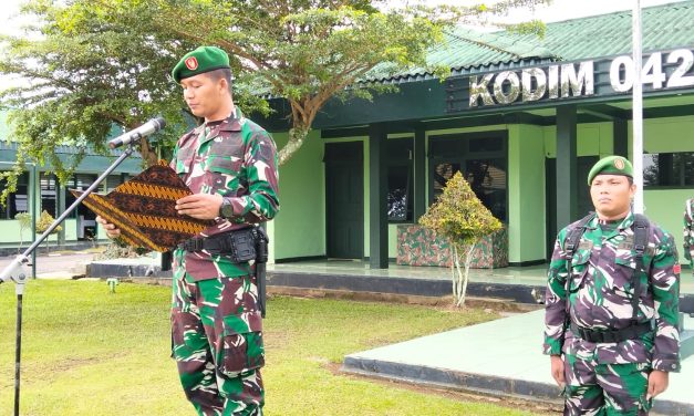 Meski dalam Suasana Puasa, Upacara Bendera Mingguan di Lapangan Makodim 0420/Sarko Tetap Berjalan Hidmat