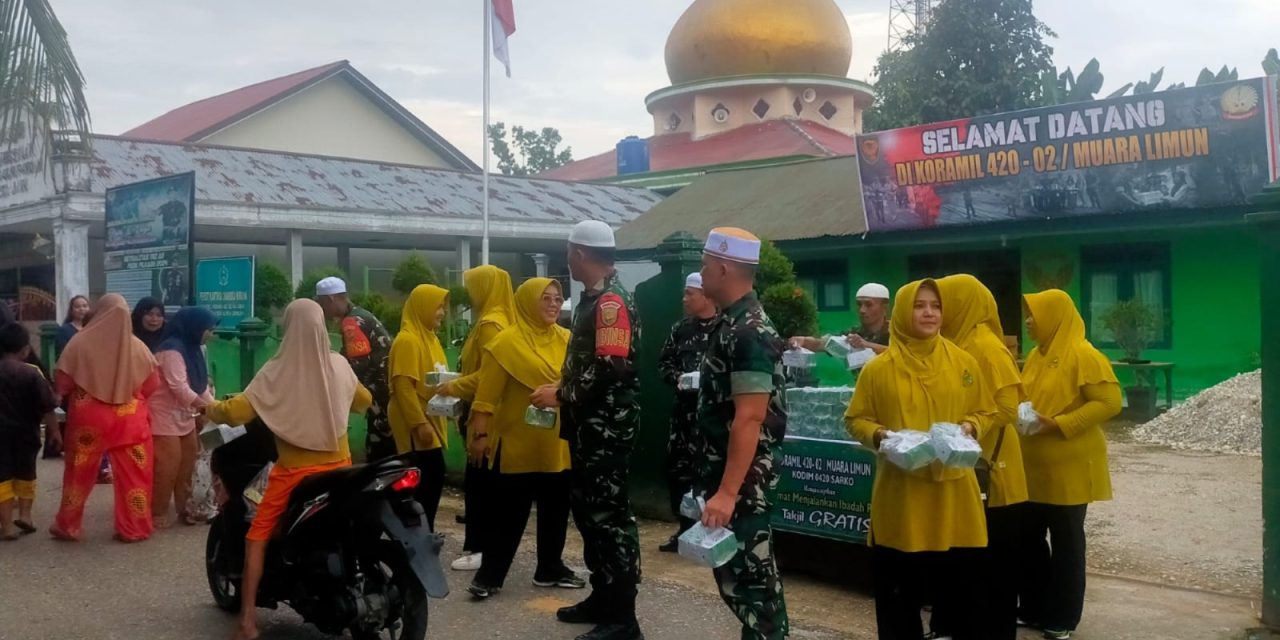Kodim 0420/Sarko Melalui Koramil 420-02/Muara Limun Gelar Pembagian Takjil Gratis di Bulan Ramadhan