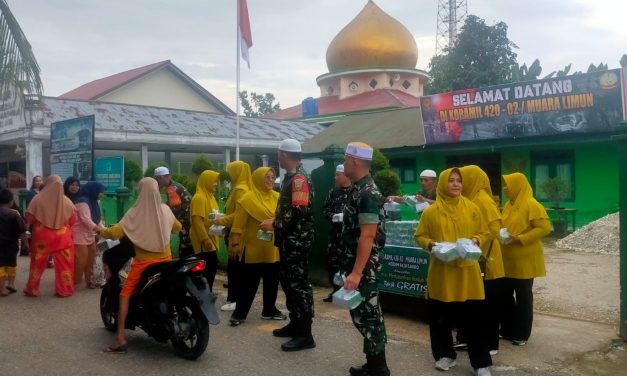 Kodim 0420/Sarko Melalui Koramil 420-02/Muara Limun Gelar Pembagian Takjil Gratis di Bulan Ramadhan