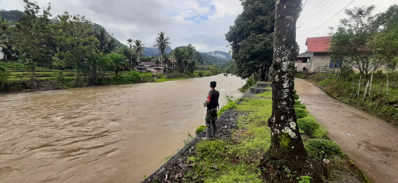 Babinsa Koramil 420-01/Batang Asai Gelar Patroli Cegah Bencana Alam di Desa Muara Air Dua