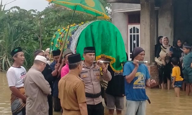 Wujud Empati, BKTM Sijenjang Turut Usung Keranda di Tengah Banjir