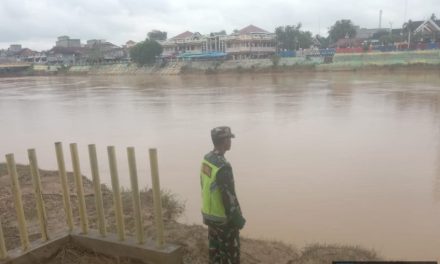 Babinsa Koramil 420-04/Sarolangun Laksanakan Patroli Sungai Antisipasi Banjir dan Tanah Longsor