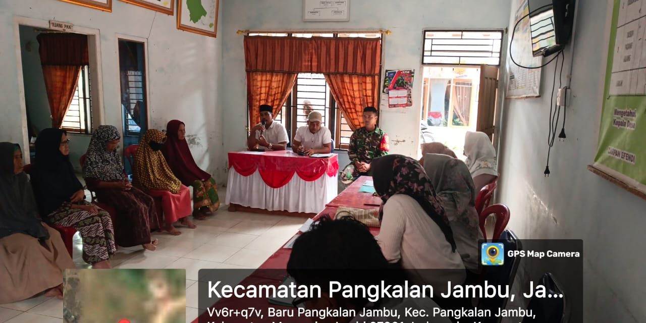 Babinsa Kopda Satria Hadiri Pembagian BLT DD di Desa Baru, Kecamatan Pangkalan Jambu, Kabupaten Merangin