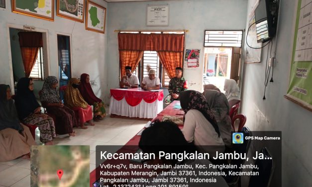 Babinsa Kopda Satria Hadiri Pembagian BLT DD di Desa Baru, Kecamatan Pangkalan Jambu, Kabupaten Merangin
