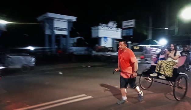 Kapolresta Jambi tarik becak rickshaw, pantau kamtibmas sambil berolahraga unik