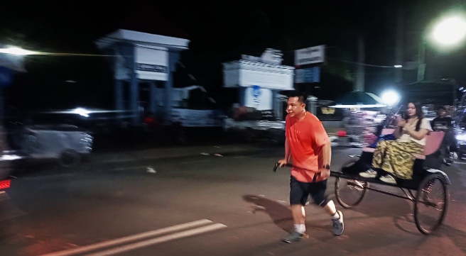 Kapolresta Jambi tarik becak rickshaw, pantau kamtibmas sambil berolahraga unik