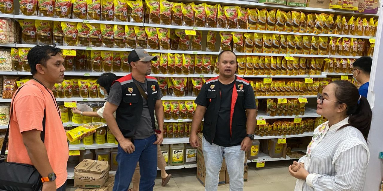 Pemeriksaan mendadak! Minyak Kita di Pasar Kasang lolos atau bermasalah?