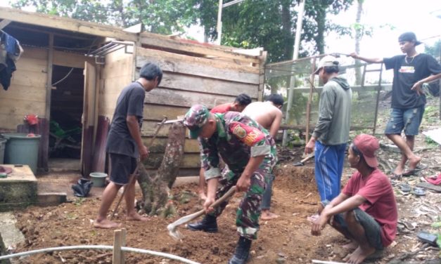 Bersama Warga Desa Bukit Subur Laksanakan Gotong Royong untuk Mempererat Hubungan TNI dan Masyarakat
