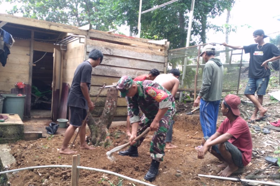 Bersama Warga Desa Bukit Subur Laksanakan Gotong Royong untuk Mempererat Hubungan TNI dan Masyarakat