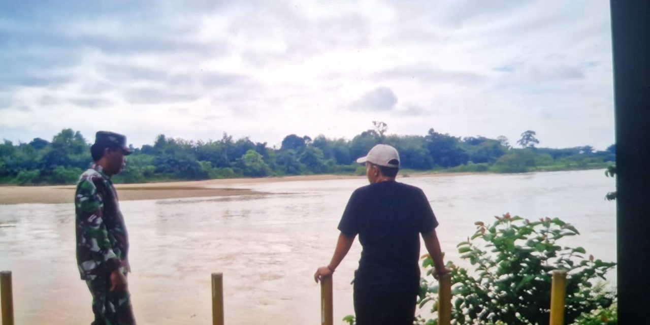 Babinsa Koramil 420-04/Sarolangun Patroli Pantau Debit Air Sungai Batang Tembesi