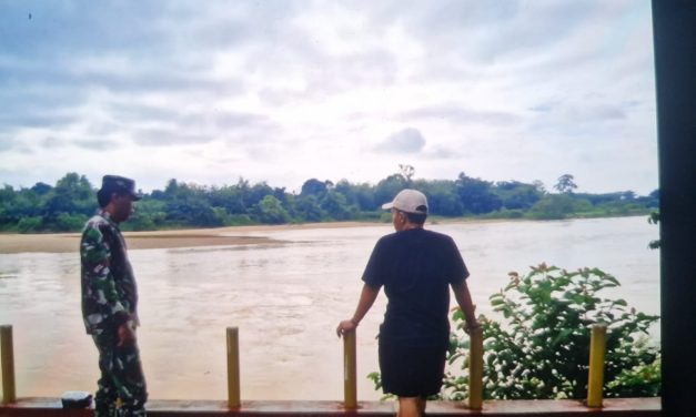 Babinsa Koramil 420-04/Sarolangun Patroli Pantau Debit Air Sungai Batang Tembesi