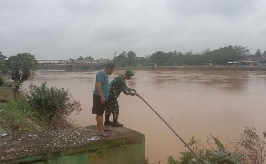 Kabupaten Sarolangun, di Guyuri Hujan Lebat Sore ini Babinsa dan Bersama Warga Cek Kenaikan Debit Air