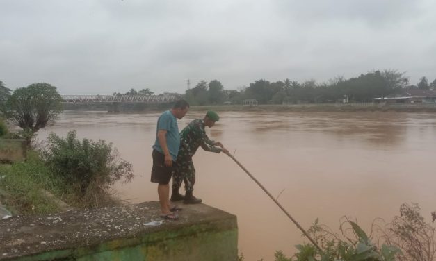 Kabupaten Sarolangun, di Guyuri Hujan Lebat Sore ini Babinsa dan Bersama Warga Cek Kenaikan Debit Air