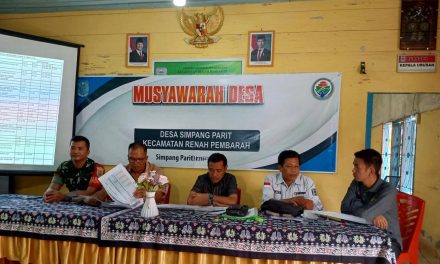 Komsos dan Ikuti Rapat Penting di Desa Simpang Parit