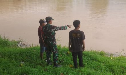 Babinsa Bersama Warga Siaga Antisipasi Bencana Alam di Desa Rantau Gedang