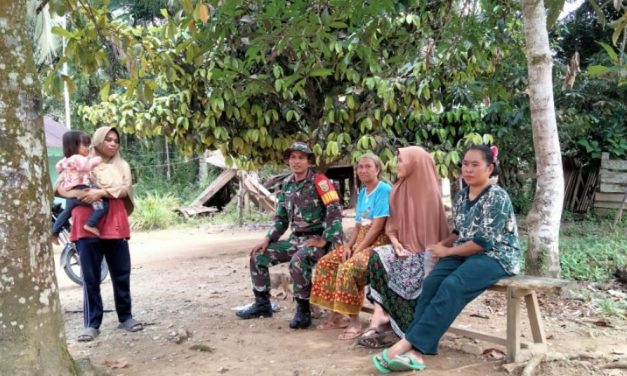 Komsos Ramadhan, Babinsa Serka Deka Gusra Pererat Tali Silaturahmi dengan Warga Desa Ulak Makam