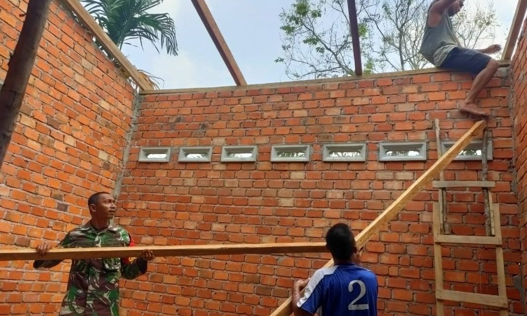 Babinsa Dan Warga Bersinergi Dalam Gotong Royong Membangun Rumah