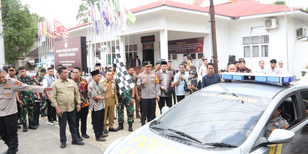Kapolda Jambi Irjen Pol. Krisno H. Siregar ikuti pelaksanaan pelepasan distribusi logistik kotak suara di Kantor KPU