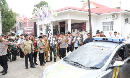 Kapolda Jambi Irjen Pol. Krisno H. Siregar ikuti pelaksanaan pelepasan distribusi logistik kotak suara di Kantor KPU