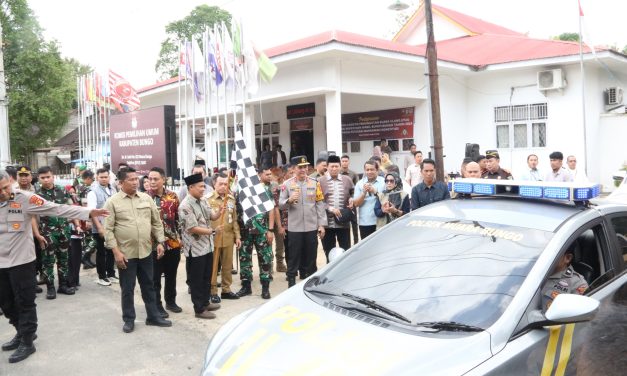 Kapolda Jambi Irjen Pol. Krisno H. Siregar ikuti pelaksanaan pelepasan distribusi logistik kotak suara di Kantor KPU
