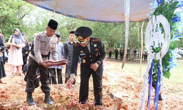 Berikan Penghormatan Terakhir, Kapolresta Jambi Pimpin Upacara Pemakaman Almarhum Bripka Mahyudin.