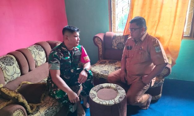 TNI-Pemerintah Bersinergi, Koptu Richardo Lakukan Komsos dengan Lurah Dusun Baru