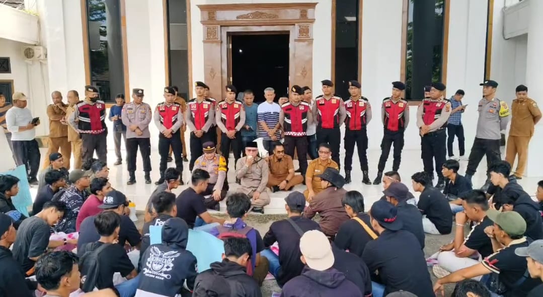 Ratusan Warga Kecamatan Sekernan, Kabupaten Muaro Jambi Provinsi Jambi Menggelar Aksi Unjuk Rasa di Kantor DPRD dan Kantor Bupati Muaro Jambi