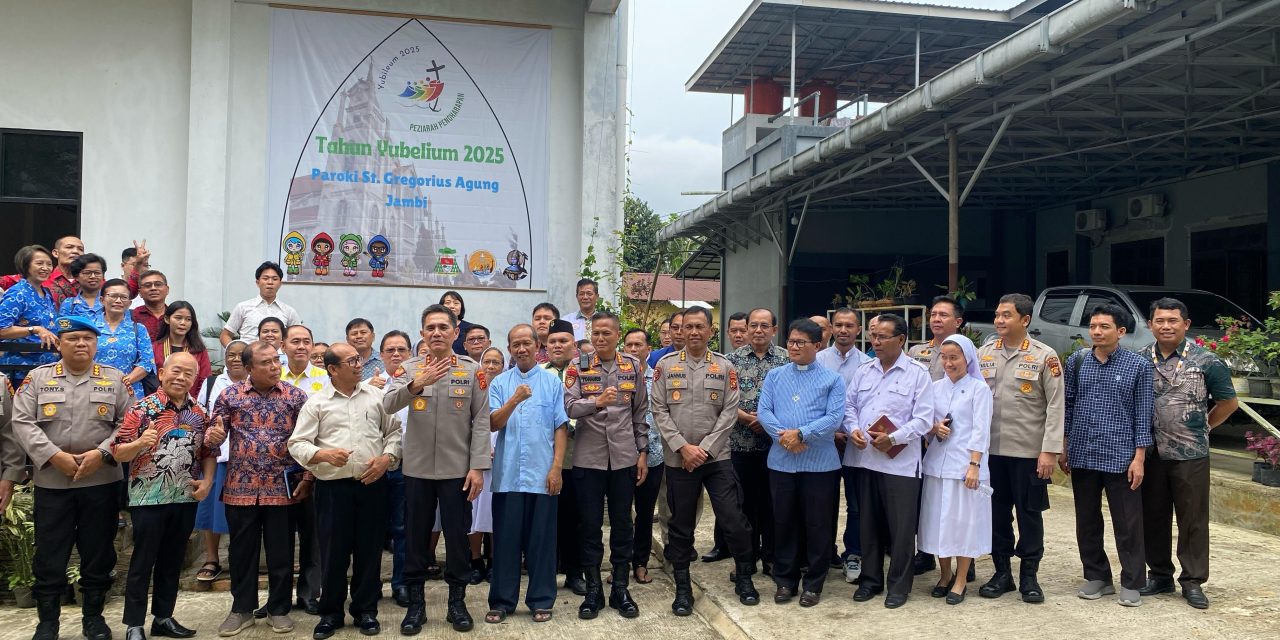 Sinergi Lintas Iman: Kapolresta Jambi Dampingi Kapolda Jambi Silaturahmi di Gereja Katolik, Tunjukkan Harmoni Umat Beragama