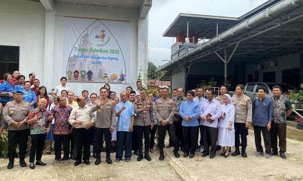 Sinergi Lintas Iman: Kapolresta Jambi Dampingi Kapolda Jambi Silaturahmi di Gereja Katolik, Tunjukkan Harmoni Umat Beragama