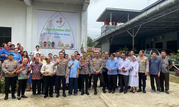 Sinergi Lintas Iman: Kapolresta Jambi Dampingi Kapolda Jambi Silaturahmi di Gereja Katolik, Tunjukkan Harmoni Umat Beragama