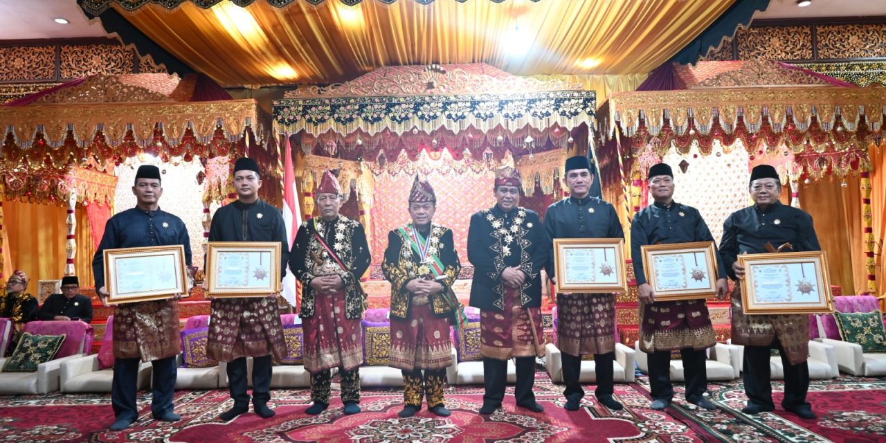 Kapolda Jambi Hadiri Pengukuhan Gubernur dan Wakil Gubernur Jambi sebagai Dewan Pembina dan Pemangku Adat Melayu Jambi