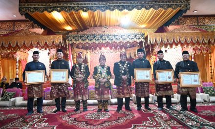 Kapolda Jambi Hadiri Pengukuhan Gubernur dan Wakil Gubernur Jambi sebagai Dewan Pembina dan Pemangku Adat Melayu Jambi