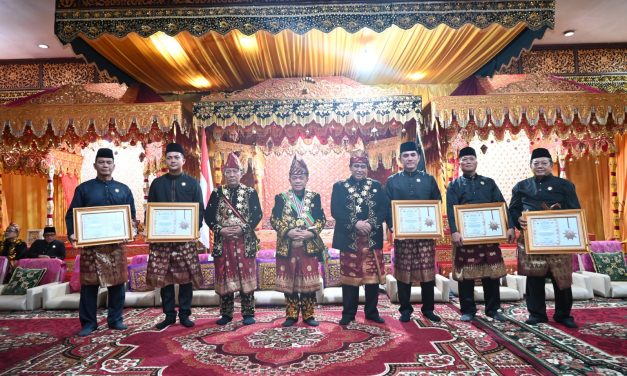 Kapolda Jambi Hadiri Pengukuhan Gubernur dan Wakil Gubernur Jambi sebagai Dewan Pembina dan Pemangku Adat Melayu Jambi