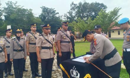 Polres Muaro Jambi Pimpin Upacara Pelantikan Waka Polres Muaro Jambi Dan Sertijab Kabag Log, Kasat Lantas, Kasat Binmas, Kapolsek Sungai Bahar Dan Kapolsek Sungai Gelam Tahun 2025