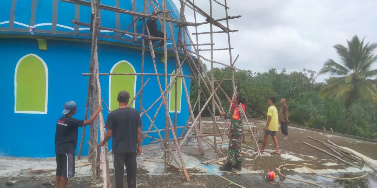 Babinsa Bantu Warga Perbaiki Sarana Ibadah