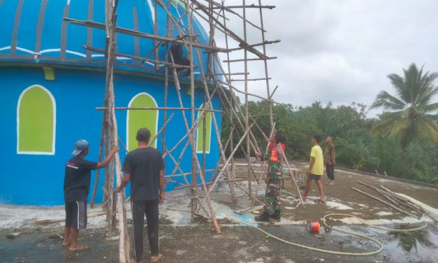 Babinsa Bantu Warga Perbaiki Sarana Ibadah