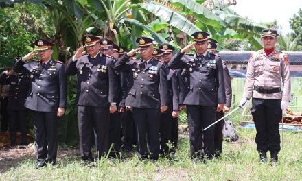 Berikan Penghormatan Terakhir, Kapolresta Jambi Pimpin Upacara Pemakaman Almarhumah AKP Nita Arifah