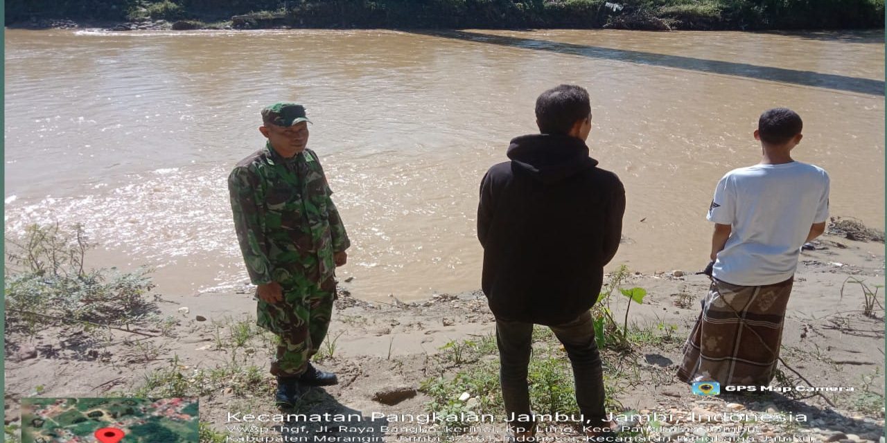 Babinsa dan Warga Bersinergi Pantau Debit Sungai, Antisipasi Bencana Dini di Merangin