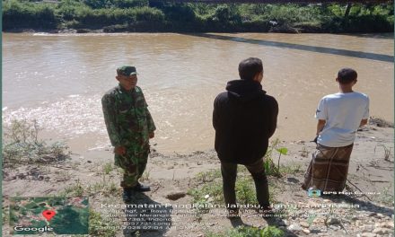 Babinsa dan Warga Bersinergi Pantau Debit Sungai, Antisipasi Bencana Dini di Merangin