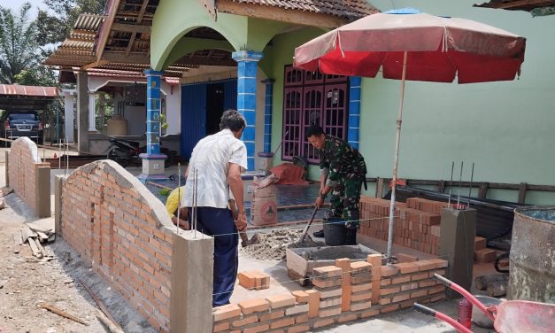 Pererat Sinergi, Babinsa Tabir Ulu dan Warga Gotong Royong Bersihkan Lingkungan Desa TNI Hadir Menyatu Bersama Rakyat Wujudkan Lingkungan Sehat dan Kompak